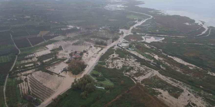 Bursa İznik’te taşan dereye belediye ekipleri müdahale etti