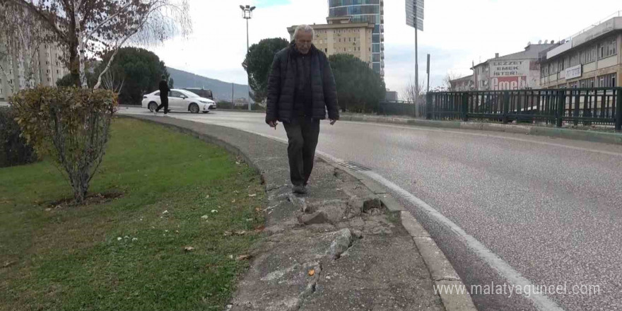 Bursa’da belediyenin yanındaki kaldırım sorunu vatandaşı mağdur ediyor