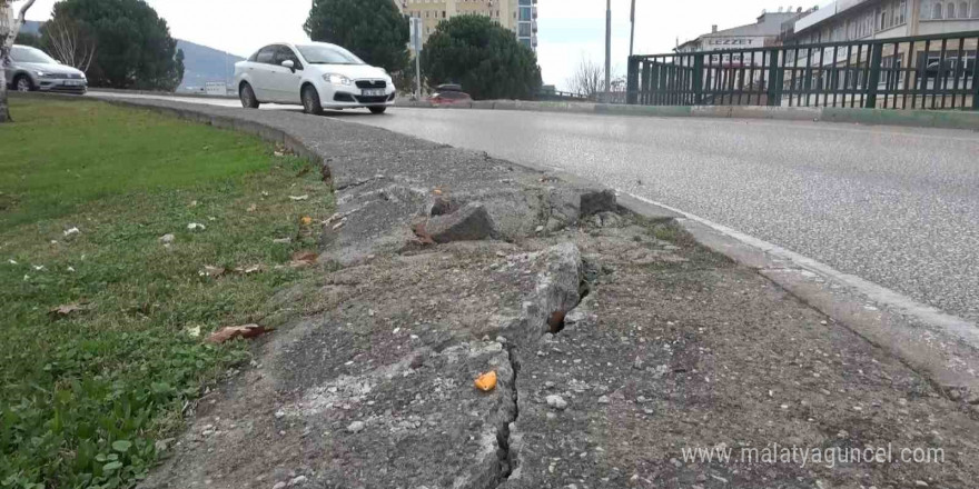 Bursa’da belediyenin yanındaki kaldırım sorunu vatandaşı mağdur ediyor