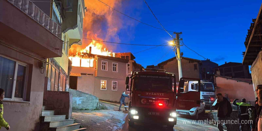 Bursa’da çıkan yangında 3 ev kullanılamaz hale geldi