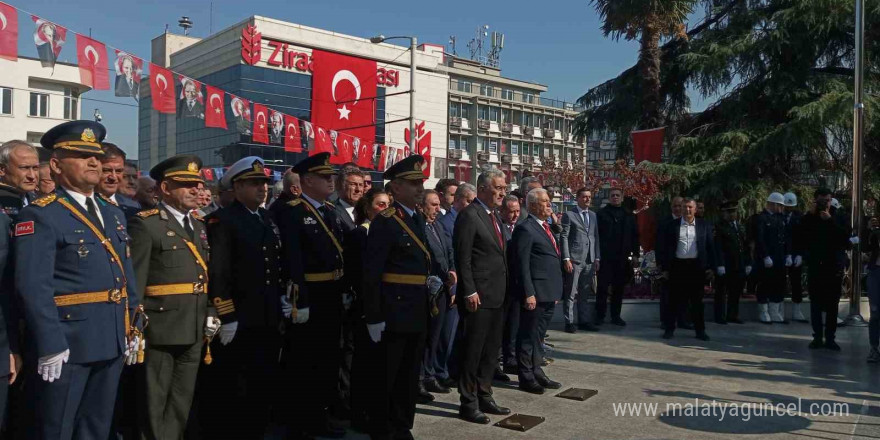 Bursa’da cumhuriyetin 101. yılı çelenk töreniyle kutlandı