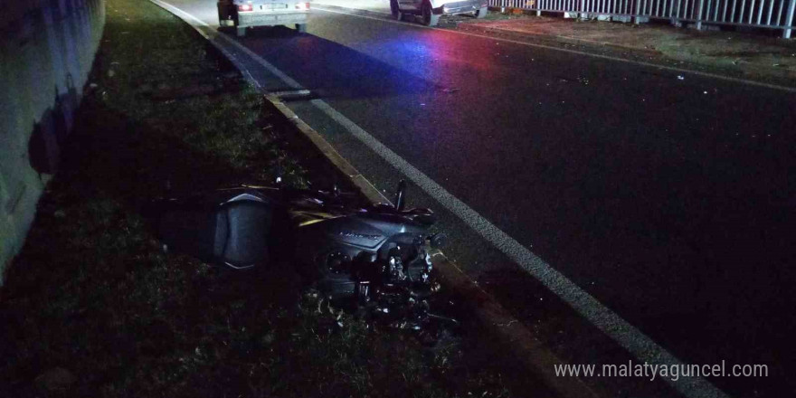 Bursa’da direğe çarpan motosiklet ikiye bölündü: 1 yaralı