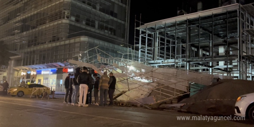 Bursa’da fırtına binanın iskelesini devirdi, ağaçları yerinden söktü