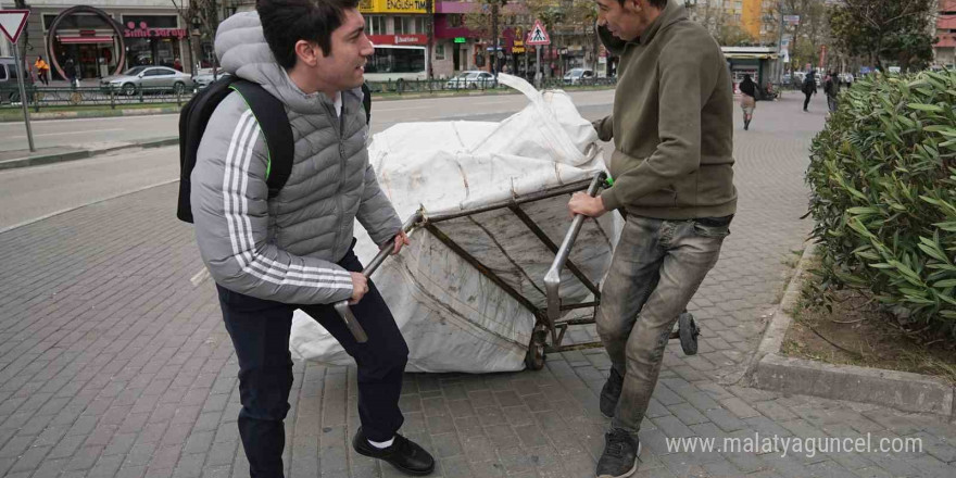 Bursa’da fırtınada vatandaşlar uçmamak için direk ve ağaçlara tutundu