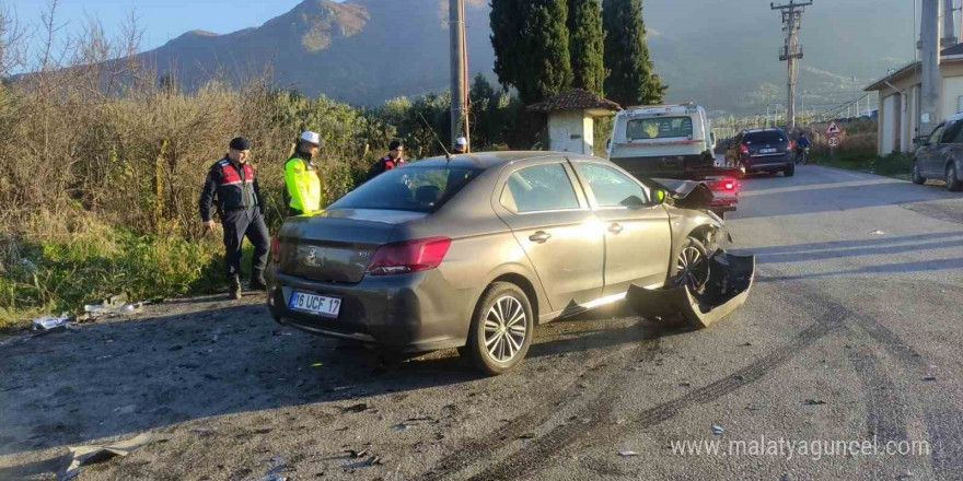 Bursa’da iki otomobil kafa kafaya çarpıştı: 7 yaralı