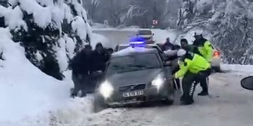 Bursa’da karlı yolda vatandaşlar mahsur kaldı