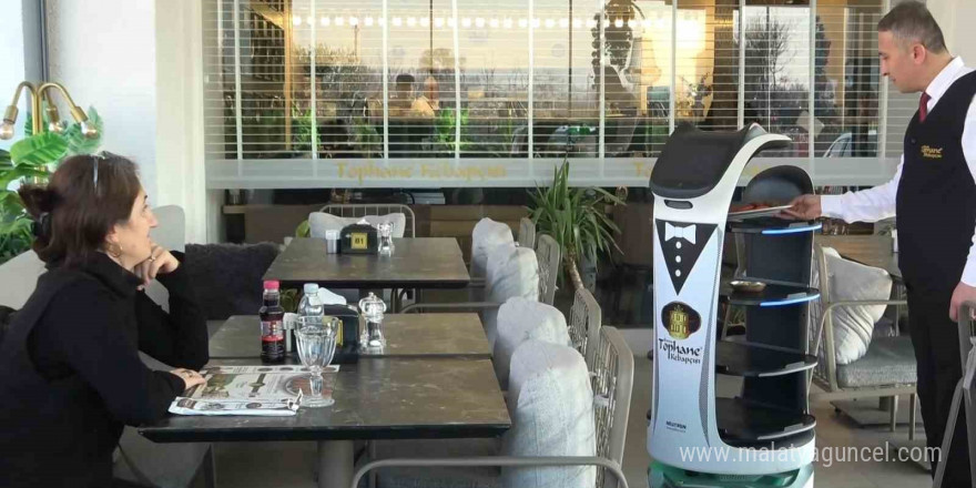 Bursa’da kebap salonunda garson robotlar çalışıyor