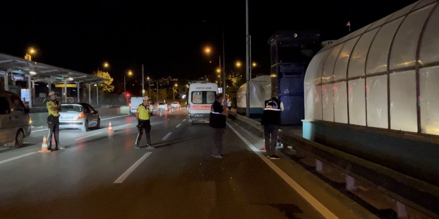 Bursa’da kontrolden çıkan motokurye bariyerlere girdi: 1 ölü