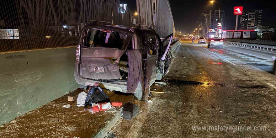 Bursa’da kontrolden çıkan otomobil bariyerlere ok gibi saplandı: 1 yaralı