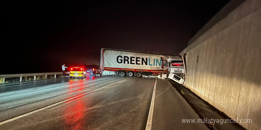 Bursa’da kontrolden çıkan tır, yol kenarındaki istinat duvarına çarptı