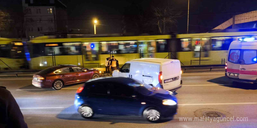 Bursa’da otomobil ticari araca çarptı: 1 yaralı