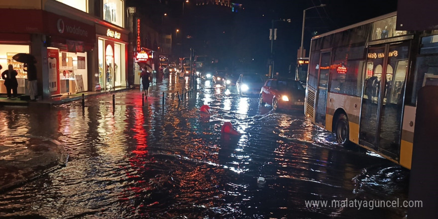 Bursa’da sağanak cadde ve sokakları göle çevirdi