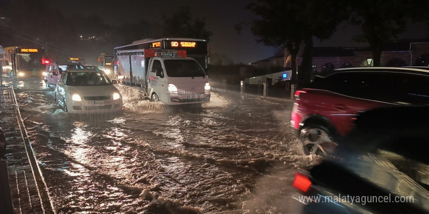 Bursa’da sağanak cadde ve sokakları göle çevirdi