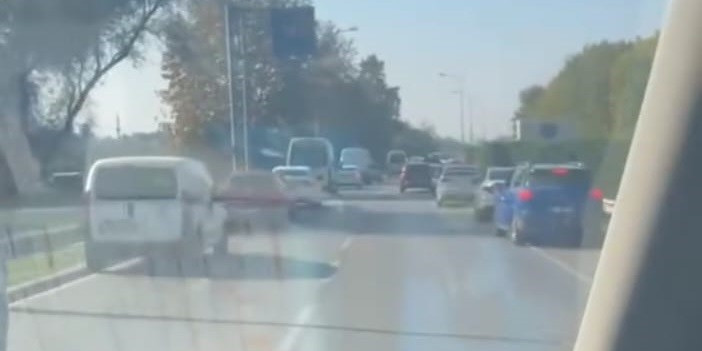 Bursa’da sürücülerin ’fermuar yöntemi’yle ambulansa yol vermesi kamerada