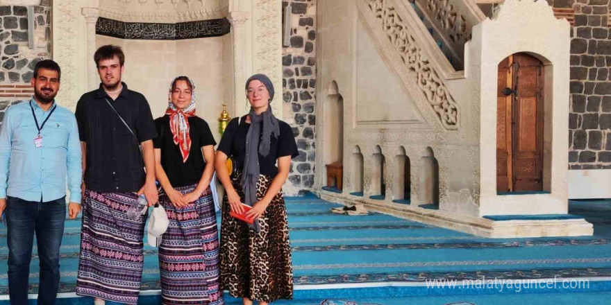 Bursa’dan sonra Diyarbakır Ulu Cami’de yabancı turistler etek giydi