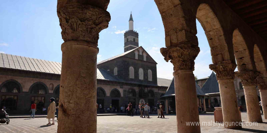 Bursa’dan sonra Diyarbakır Ulu Cami’de yabancı turistler etek giydi