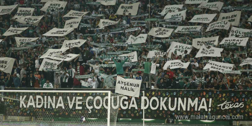 Bursaspor taraftarları öldürülen kadınların isimleri yazılı pankart açtı