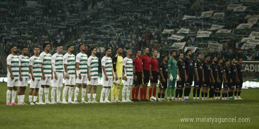 Bursaspor taraftarları öldürülen kadınların isimleri yazılı pankart açtı