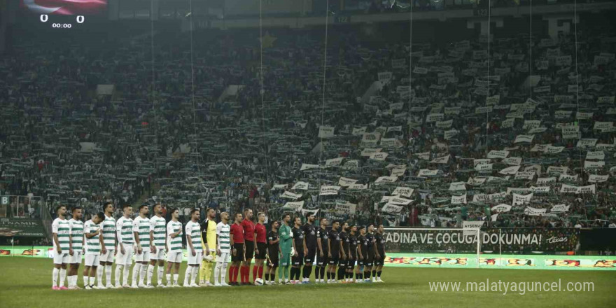 Bursaspor taraftarları öldürülen kadınların isimleri yazılı pankart açtı