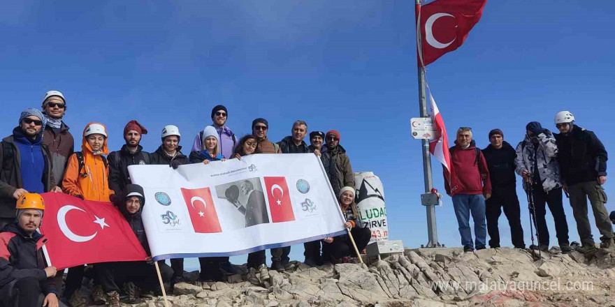 BUÜ Uludağ’ın zirvesinde Cumhuriyet Bayramı’nı kutladı