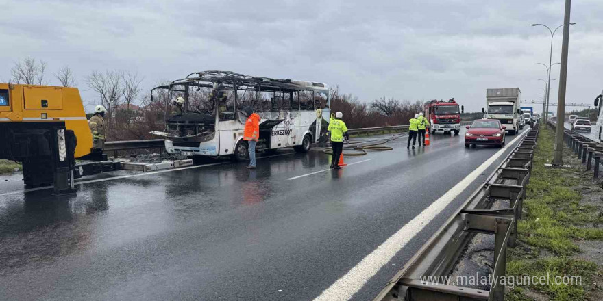 Büyükçekmece TEM otoyolunda seyir halindeki midibüs alev topuna döndü