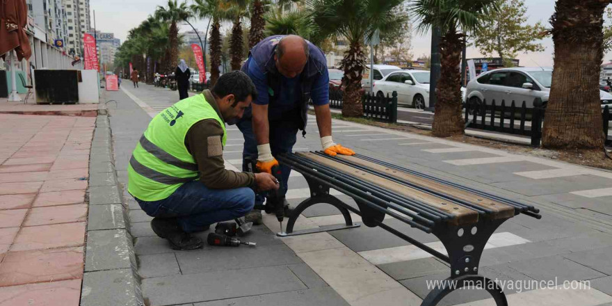 Büyükşehir Belediyesi Binevler’de şehir mobilyaları kuruyor