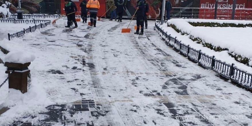 Büyükşehir ekiplerinden kaldırım ve parklarda yoğun mesai