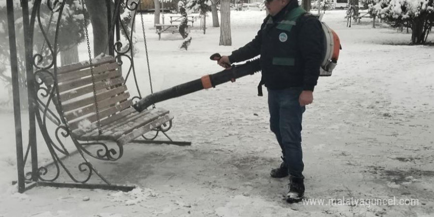 Büyükşehir ekiplerinden kaldırım ve parklarda yoğun mesai