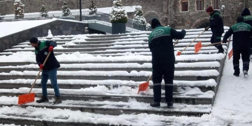 Büyükşehir ekiplerinden kaldırım ve parklarda yoğun mesai