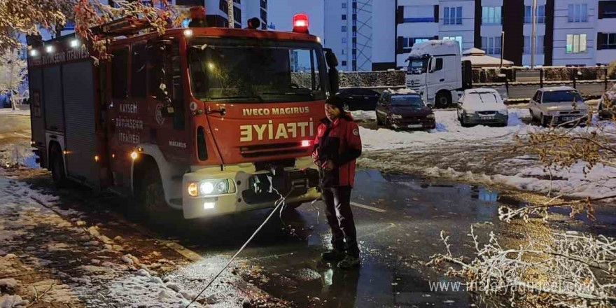 Büyükşehir İtfaiyesi’nden ’kar’ mesaisi