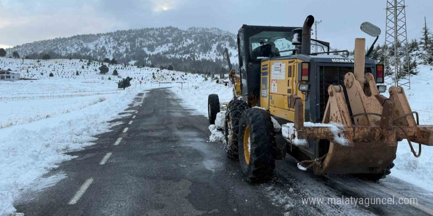 Büyükşehir, kar yağışı sonrası 203 mahalle yolunu açtı