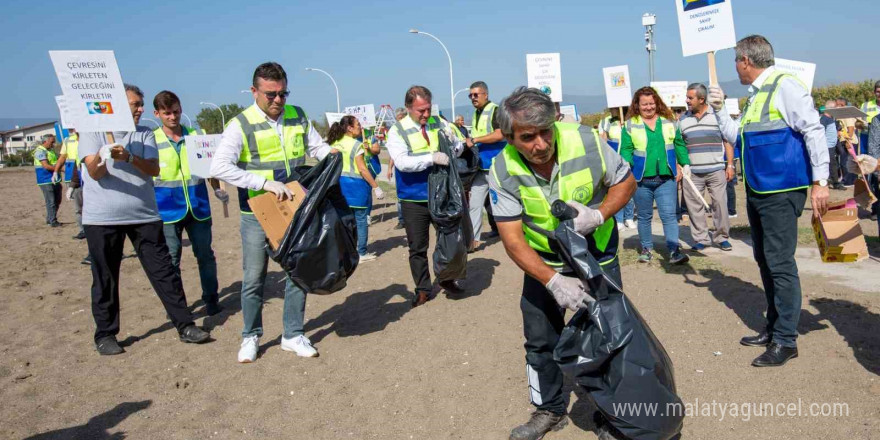 Büyükşehir personelinden sahil temizliği