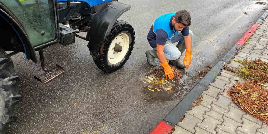 Büyükşehir ve MASKİ ekipleri, sağanak yağışa karşı sahada