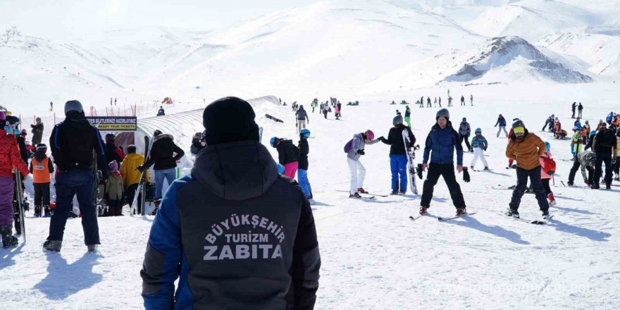 Büyükşehir zabıtası huzur ve esenlik için 7/24 görevde