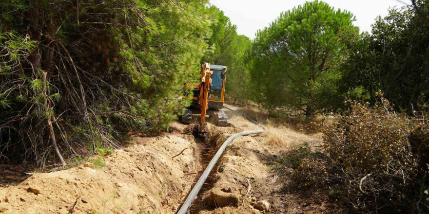 Büyükşehir, zeytinlikleri suya kavuşturmaya devam ediyor