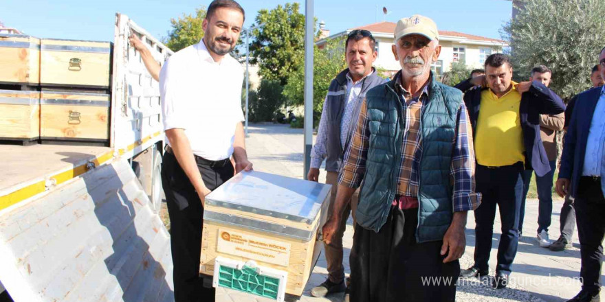 Büyükşehir’den Gazipaşalı arıcılara kovan desteği