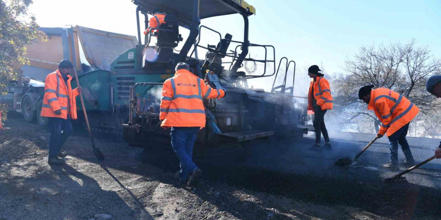 Büyükşehir’den Hacılar’da 4 caddeyi sıcak asfaltla buluşturan 10 milyon TL’lik çalışma