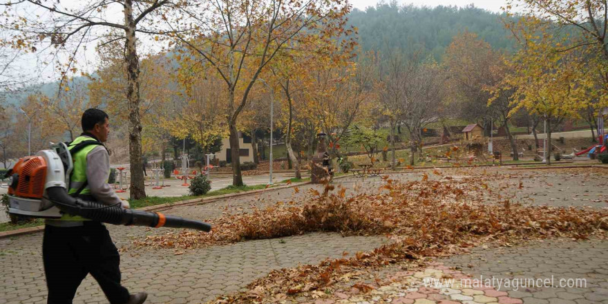 Büyükşehirden parklarda temizlik seferberliği