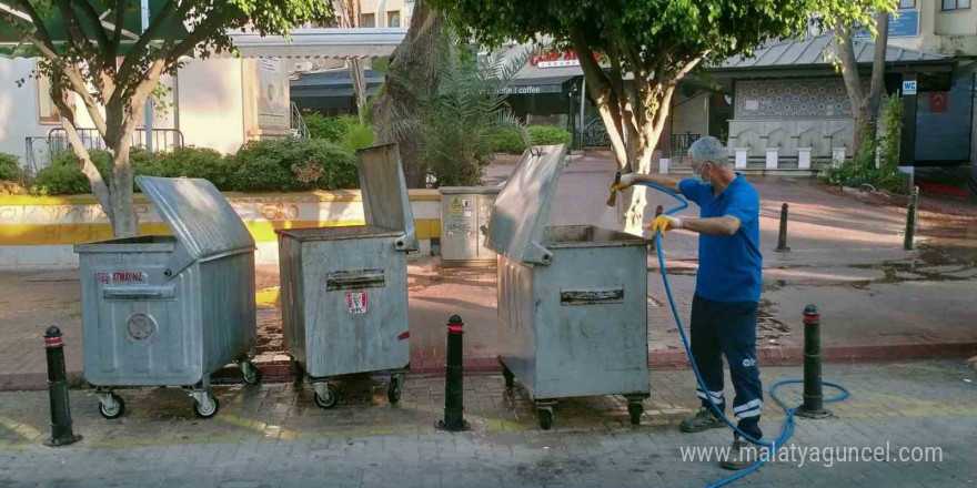 Büyükşehir’in sinek timleri Alanya sokaklarında