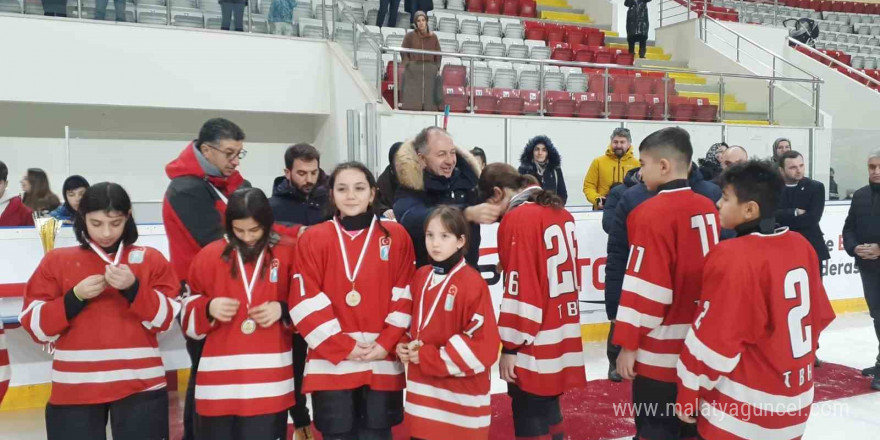 Buz Hokeyinde şampiyon Erzurum