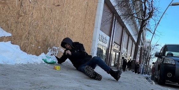 Buz pistine dönen kaldırımlarda düşen yayalar gülümsetti