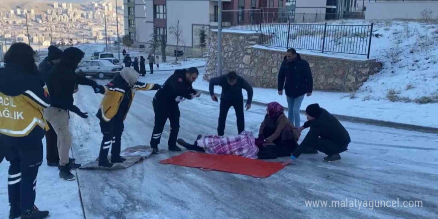 Buzda düşüp yaralanan vatandaşa ulaşmak için insan zinciri oluşturdular, ayakkabılarını çıkarıp yere kilim serdiler