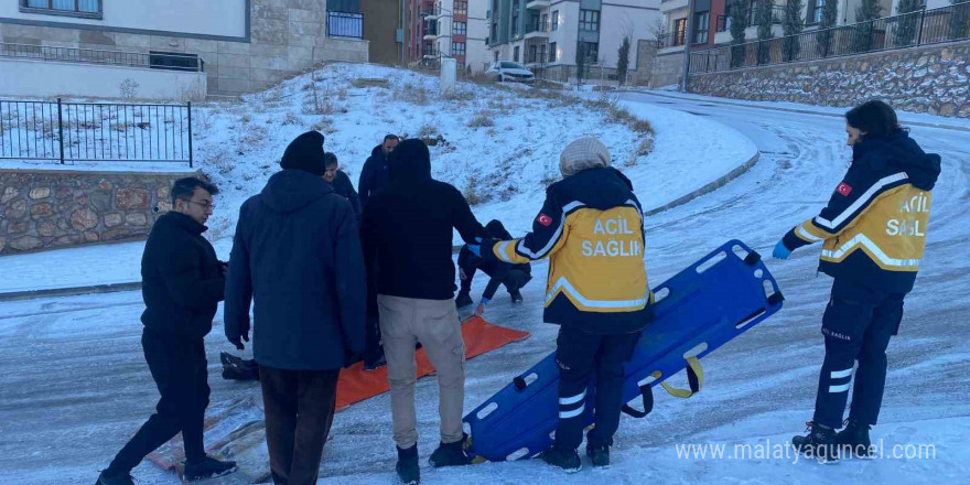 Buzda düşüp yaralanan vatandaşa ulaşmak için insan zinciri oluşturdular, ayakkabılarını çıkarıp yere kilim serdiler