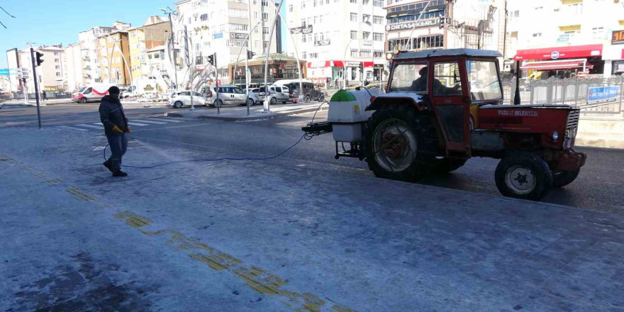 Buzlanan kaldırımlar solüsyonla çözülüyor