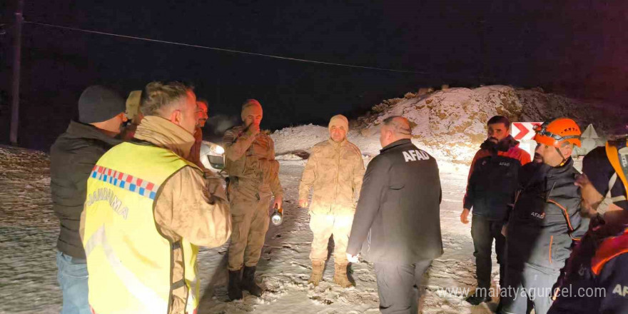 Buzlanan yolda mahsur kalan 14 kişi kurtarıldı