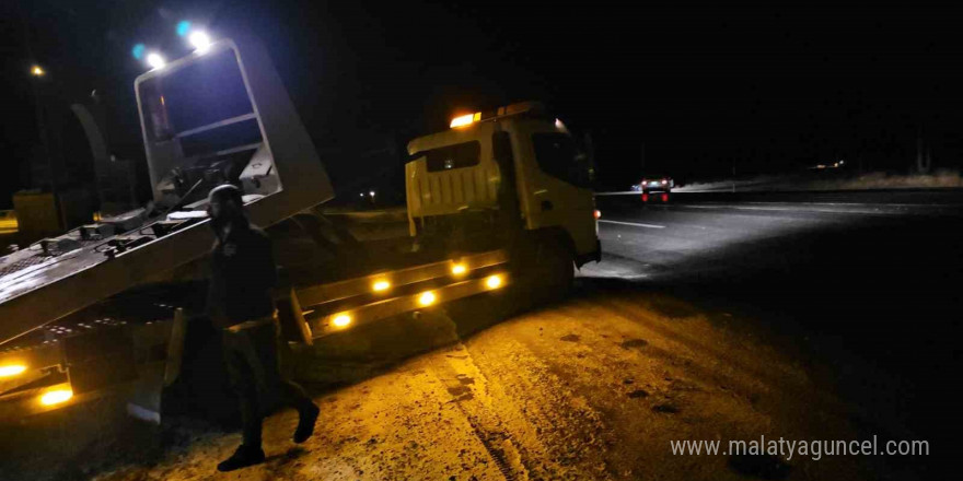 Buzlanan yolda otomobil takla attı: 3 yaralı