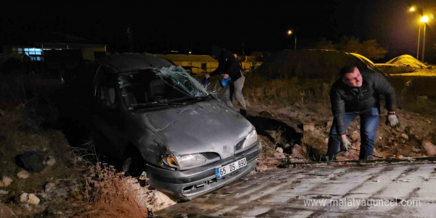 Buzlanan yolda otomobil takla attı: 3 yaralı