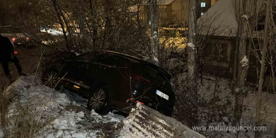 Buzlu yolda kayan otomobil evin bahçesine düştü: 1 yaralı