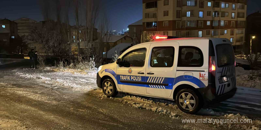 Buzlu yolda kayan otomobil evin bahçesine düştü: 1 yaralı