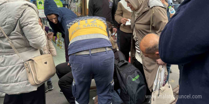 Caddede karşılaştığı eski sevgilisi ve kardeşini sokak ortasında bıçakladı